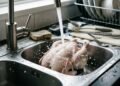 O erro perigoso ao preparar frango na pia da cozinha que microbiologistas alertam que pode contaminar a sua casa inteira em segundos