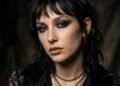 A estética Grunge Glam em alta: como usar olhos esfumados escuros e estética gótica suave de forma sofisticada e moderna