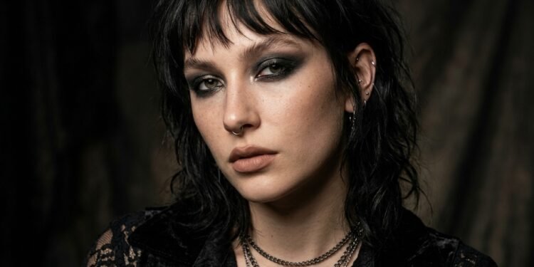 A estética Grunge Glam em alta: como usar olhos esfumados escuros e estética gótica suave de forma sofisticada e moderna