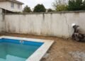 Mulher instala uma piscina de fibra no quintal sem consultar o vizinho e, três meses depois, surgem rachaduras no muro de divisa; o proprietário da casa ao lado exige perícia para descobrir quem deve pagar o conserto