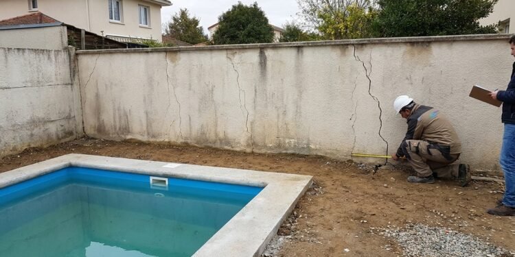 Mulher instala uma piscina de fibra no quintal sem consultar o vizinho e, três meses depois, surgem rachaduras no muro de divisa; o proprietário da casa ao lado exige perícia para descobrir quem deve pagar o conserto