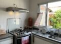 Frituras deixam partículas no ar e gordura nos móveis, e alguns cuidados ajudam a manter a cozinha mais fresca por mais tempo