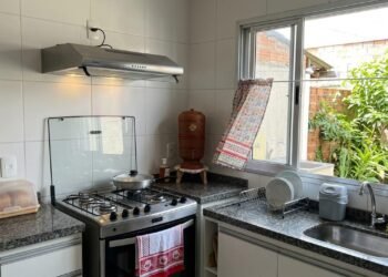 Frituras deixam partículas no ar e gordura nos móveis, e alguns cuidados ajudam a manter a cozinha mais fresca por mais tempo