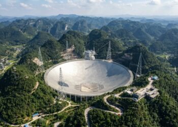 O funcionamento e as características do telescópio FAST na China.
