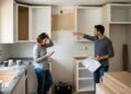 Família paga R$ 6.400 por móveis planejados e, no dia da montagem, descobre que parte da cozinha foi produzida com medidas de outro apartamento