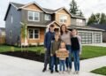 Uma mãe solteira construiu uma casa de 325 m² com seus 4 filhos: ela aprendeu assistindo a vídeos e terminou em 9 meses