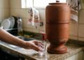 Esse utensílio rústico de barro presente em casas brasileiras continua sendo avaliado pela ciência como um dos melhores filtros do mundo