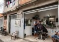 Proprietário aluga casa apenas para moradia e descobre por anúncio nas redes sociais que garagem passou a funcionar como barbearia