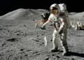 Um martelo e uma pena caíram juntos na Lua em 1971: o experimento da Apollo 15 confirmou uma previsão de Galileu
