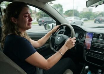 Psicólogos explicam por que o corpo pode reagir horas depois de uma notícia terrível, e isso não apaga a calma inicial que você sentiu antes