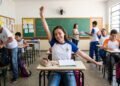 Quem frequentou a escola entre 2000 e 2010 provavelmente se lembra da sensação de terminar a última prova antes das férias, um alívio que a psicologia ajuda a compreender pela combinação entre expectativa, recompensa e encerramento de ciclos