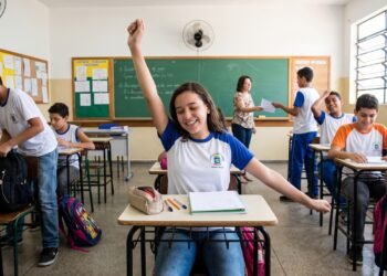 Quem frequentou a escola entre 2000 e 2010 provavelmente se lembra da sensação de terminar a última prova antes das férias, um alívio que a psicologia ajuda a compreender pela combinação entre expectativa, recompensa e encerramento de ciclos