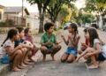 Quando brincar significava reunir os amigos na calçada e decidir as regras na hora, as crianças exercitavam habilidades sociais que dificilmente percebiam estar desenvolvendo