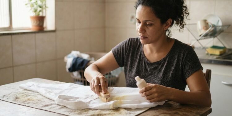 As manchas de suor ficam mais fáceis de remover quando recebem tratamento antes da lavagem