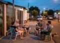 Houve uma época em que os vizinhos colocavam cadeiras na calçada ao anoitecer para conversar, um costume simples que fortalecia os laços comunitários e o sentimento de pertencimento