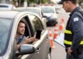 Motorista é parado em blitz e tenta apresentar CNH pelo celular, mas aparelho fica sem bateria antes da conferência; abordagem termina em discussão sobre como comprovar habilitação sem o documento físico