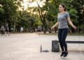 Pular corda por alguns minutos exige bastante do sistema cardiovascular, mas melhorar a resistência e evitar lesões depende de aumentar o volume dos saltos de maneira gradual