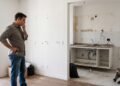 Proprietário aluga apartamento mobiliado por seis meses e, ao receber as chaves de volta, encontra armários retirados, paredes perfuradas e cozinha modificada sem qualquer autorização