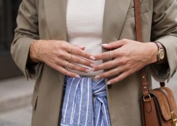 Da baunilha ao bordô: copie em casa as 5 tendências de manicure que dominarão o verão-outono 2026-2027