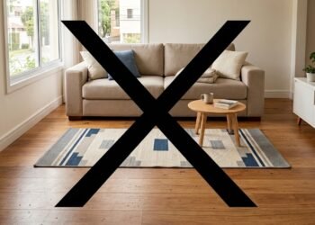 Os tapetes da sala perdem espaço para soluções práticas e fáceis de limpar, uma tendência que especialistas em decoração ajudam a explicar