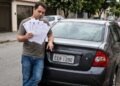 Motorista começa a receber multas de cidades onde nunca esteve e descobre que outro carro circula há meses com placa idêntica à sua; enquanto tenta provar clonagem, veículo verdadeiro corre risco de restrição