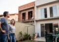 Vizinho constrói um segundo andar com janelas voltadas diretamente para o quintal de uma família e a obra reduz a privacidade da casa; os proprietários procuram saber se podem exigir alterações na construção