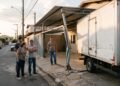 Proprietário constrói cobertura na frente de casa e pilares ficam próximos demais da rua; depois de caminhão atingir a estrutura, vizinhos passam a questionar se garagem poderia ter avançado até aquele ponto