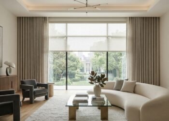 Cortinas e persianas transformam as janelas e deixam os ambientes mais elegantes, e especialistas em decoração explicam o segredo disso tudo
