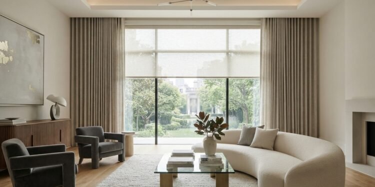 Cortinas e persianas transformam as janelas e deixam os ambientes mais elegantes, e especialistas em decoração explicam o segredo disso tudo