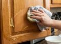 Como remover a gordura dos armários da cozinha sem esfregar? Deixe-a amolecer primeiro