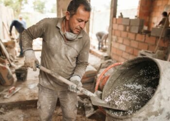 Concreto leve com poliestireno reduz o peso da obra, mas especialistas em construção alertam que a mistura exige cuidados que muitos ignoram