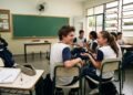Quem estudou nos anos 2000 provavelmente se lembra da felicidade de descobrir que o professor havia faltado, uma pequena surpresa que a psicologia ajuda a compreender pela quebra inesperada da rotina e pela sensação de recompensa
