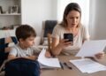 Mãe começa a receber mensagens de empresas mencionando o nome, a idade e os horários escolares do filho de 8 anos e descobre indícios de que os dados foram compartilhados após a matrícula; a escola apresenta uma autorização genérica assinada pelos responsáveis e a família questiona o uso das informações