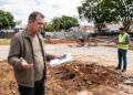 Homem descobre que uma árvore plantada em homenagem ao filho foi retirada de uma praça pública durante obras de revitalização; ao procurar a prefeitura, encontra registros contraditórios sobre a autorização do corte