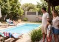 Família reserva chalé com piscina privativa por R$ 7.800 para passar as férias e encontra o proprietário utilizando a área de lazer no segundo dia; o anúncio prometia exclusividade e os hóspedes exigem parte do dinheiro de volta