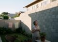 Vizinho aumenta altura do muro entre duas casas para ganhar privacidade e moradora ao lado reclama que quintal perdeu luz solar durante quase toda a manhã