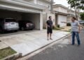 Família rebaixa meio-fio e alarga entrada da garagem para dois carros, mas vizinho afirma que obra eliminou espaço usado para estacionar havia anos e discussão chega ao condomínio de casas