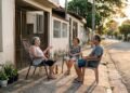 O costume de sentar na calçada ao final da tarde para conversar com os vizinhos praticamente desapareceu de muitos bairros, embora a psicologia destaque a importância dos vínculos comunitários contra a solidão