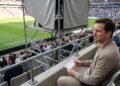 Homem compra ingresso de R$ 1.800 para assistir a um jogo decisivo de futebol em área com visão privilegiada, mas encontra uma estrutura temporária bloqueando parte do campo; a organização rejeita o pedido de compensação