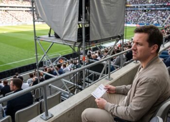 Homem compra ingresso de R$ 1.800 para assistir a um jogo decisivo de futebol em área com visão privilegiada, mas encontra uma estrutura temporária bloqueando parte do campo; a organização rejeita o pedido de compensação