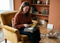 O cinza perde espaço para uma cor retrô que deixa a sala mais aconchegante