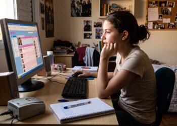 Quem viveu a adolescência entre 2008 e 2013 lembra de passar horas personalizando o perfil no Orkut e esperando depoimentos dos amigos, uma experiência que revela como a necessidade de pertencimento e reconhecimento já existia antes das redes sociais atuais