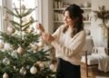 Árvore de Natal champagne ganha espaço e deixa a decoração mais leve em 2026 e especialistas em decoração revelam por que a tendência cresce