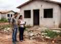 Casal paga aluguel durante 18 meses enquanto espera receber uma casa popular e descobre que a prefeitura divulgou como entregues 40 moradias de um conjunto financiado com R$ 3,8 milhões; ao visitar o empreendimento, encontra imóveis sem portas, instalações inacabadas e famílias que afirmam nunca ter recebido as chaves