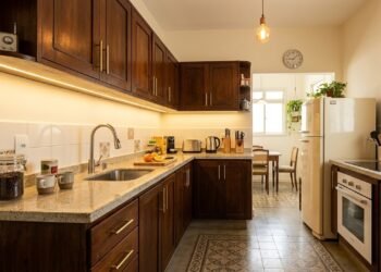 Cozinha de 1968 ganha novo visual com mudanças que dispensam uma grande reforma