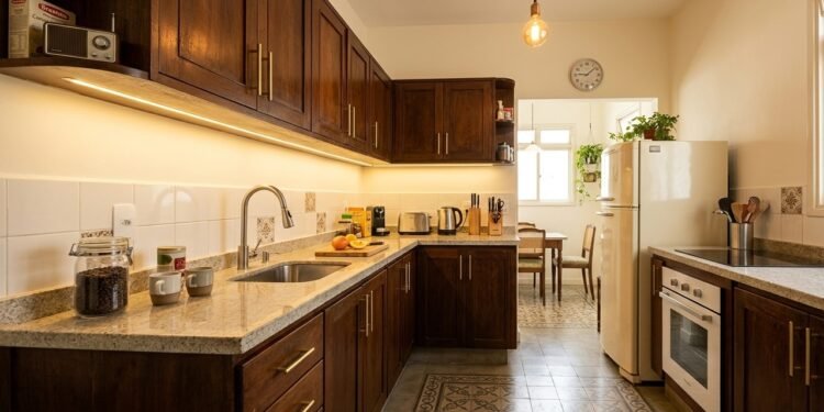 Cozinha de 1968 ganha novo visual com mudanças que dispensam uma grande reforma