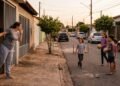 Quem passou a infância brincando na rua até ouvir os pais chamarem para entrar em casa viveu uma experiência que a psicologia relaciona à autonomia, ao sentimento de pertencimento e à construção das lembranças afetivas