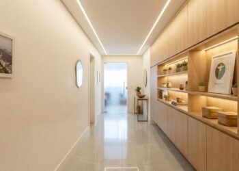 Arquitetos e designers de interiores concordam: "Se o corredor de casa só serve para passagem, você está perdendo metros úteis"