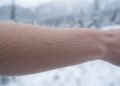 Estudo revela como os tremores ajudam o corpo a produzir calor quando a temperatura começa a cair e por que essa reação natural ocorre.
