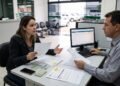 Mulher recebe notificação de cobrança por danos em um carro alugado que nunca dirigiu e descobre que seus documentos foram utilizados para celebrar o contrato; a locadora exige R$ 11 mil enquanto ela tenta demonstrar a fraude